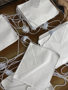 Tablier maçonnique carré en cuir blanc avec cordons ajustables et pompons |   Régalia Cérémonielle en Satin Personnalisée avec Dentelle Brodée - Product Image 3
