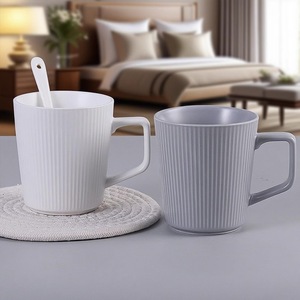 Elegante taza de cerámica de 380 ml en colores neutros transparentes con textura grabada en relieve bajo el esmalte, sin BPA, para uso diario. - Product Image 4