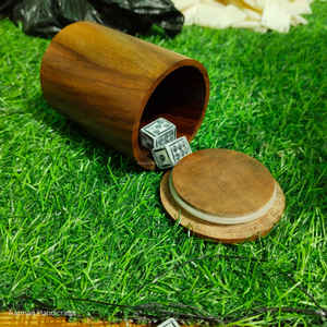 Ensemble de gobelets à dés en bois d'acacia de luxe avec deux dés en os, accessoire de jeu fait main au meilleur prix - Product Image 5