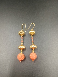 Boucles d'oreilles créoles classiques plaquées or Amaira Jewels, forme goutte d'eau en perle, bijoux minimalistes pour femmes, à porter au quotidien - Product Image 1