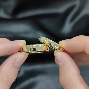 Anillos de Boda Modernos Geométricos Estilo Hiphop AMBER JEWELS T-1642, Chapados en Oro de 14K, Acero Inoxidable, con Diamantes Cultivados en Laboratorio y Engaste Pavé - Product Image 3