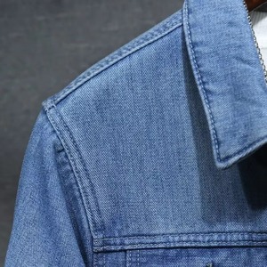 เสื้อแจ็คเก็ตยีนส์ผู้ชายสำหรับฤดูหนาว สีฟ้าอ่อน คอตั้ง มีกระเป๋าหน้าบุขนสัตว์เทียมแบบเป็นมิตรต่อสิ่งแวดล้อม แต่งขอบด้วยขนเฟอร์เทียม อุ่นสบาย - Product Image 4