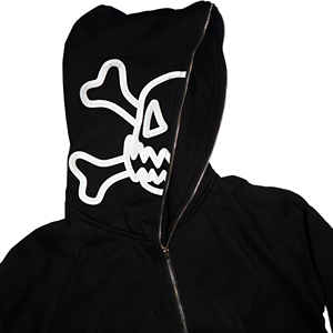 Sudadera con capucha negra con diseño minimalista de calavera, detalles subtiles en las mangas y un estilo moderno y atractivo para el streetwear. - Product Image 2