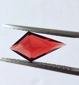 Granate / Forma de cometa / 7x13mm / Calidad superior VSI / Piedra natural / Granate rojo / 2.16 quilates - Product Image 4