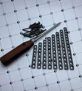 Juego de Instrumentos Veterinarios Manuales de Titanio GUJJAR SURGICAL LC-DCP con Placas de 3.5mm (8-12 Orificios) y Tornillos Corticales (Juego de 31 Piezas) con Certificación CE - Product Image 2