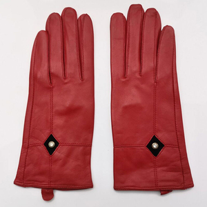 Guantes de Cuero de Lujo para Mujer, Acabado Liso Rojo, Detalle de Diamantes Negros, Guantes Elegantes para Vestir, Fabricante de Fábrica - Product Image 4