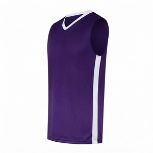 เสื้อบาสเก็ตบอลตาข่ายคอวีสีดำสำหรับผู้ชายพร้อมแถบข้างสีขาว ดูดซับความชื้น ทรงพอดีตัว - Product Image 3