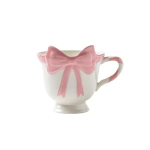 Mug en céramique personnalisé avec un adorable nœud rose, idéal pour la promotion et la mise en valeur de votre marque. - Product Image 4