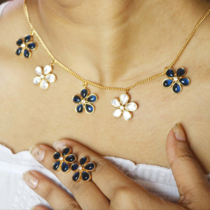 Conjunto de Joyería de Flores de Cuarzo Rosa - Collar y Aretes Hechos a Mano en Latón Chapado en Oro de 18k - Product Image 1