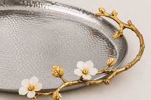Plateau de service ovale de luxe en métal martelé avec finition argentée, poignées dorées et florales, motif à carreaux - Décoration d'anniversaire - Product Image 6