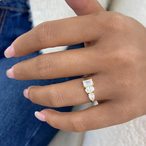 Bague en or jaune 14 carats avec émeraude taille poire, diamant ovale et diamant de laboratoire à 3 pierres – Diamant éco-responsable – Cadeau d'anniversaire - Product Image 4