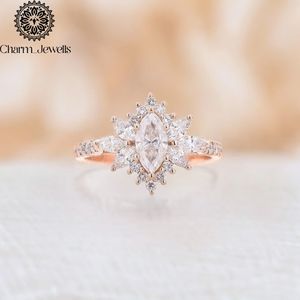 Bague de fiançailles et d'éternité classique pour femme en argent plaqué or rose avec moissanite taille coussin et sertissage à griffes - Product Image 2