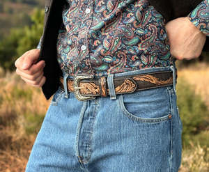 Ceinture en cuir de vache brodée style western avec boucle ardillon argentée, motif floral, durable et décontractée - Product Image 3
