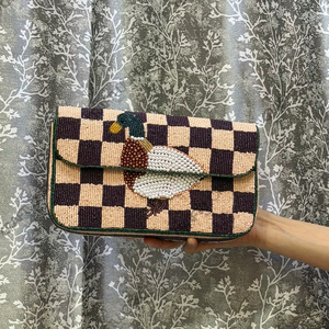 Sac à bandoulière artisanal perlé motif canard, pochette de créateur à motif à carreaux, sac à main tendance pour femme avec rabat - Product Image 1