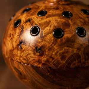 Porte-encens rond minimaliste en bois fait main. Universel Outre-mer - Product Image 6