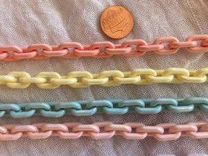 Sculpture en résine multicolore à maillons de chaîne ROSHAN HANDICRAFTS, décoration d'intérieur contemporaine saisissante avec trois éléments surdimensionnés - Product Image 3