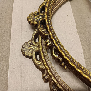 Les cadres de miroirs en matériaux métalliques de haute qualité utilisés dans les miroirs design garantissent la durabilité tout en ajoutant de la beauté. - Product Image 3