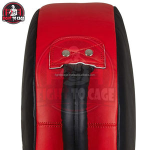 Bouclier de frappe de boxe noir et rouge contrasté - Absorption des chocs, durable, personnalisable, en cuir/PU pour l'entraînement de boxe - Product Image 5