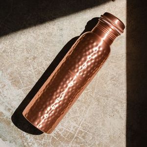 Jarra de Agua de Cobre Martillado Hecha a Mano con Tapa Hermética para Hidratación con Agua Mineral Pura - Product Image 3