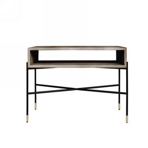 Mesa Consola Moderna de Hierro Gris con Diseño Convertible Espejado, Estante Superior Abierto, Patas de Metal Negro con Puntas Doradas para Uso en Entrada de Hotel - Product Image 1
