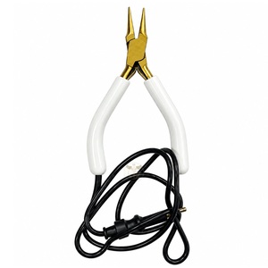 Pince à bec effilé de précision dorée avec poignées blanches et câble de connexion pour la création de bijoux permanents - Product Image 2