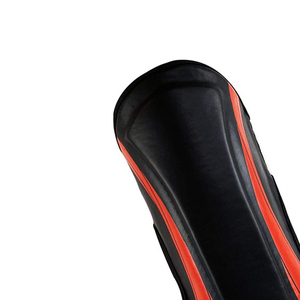 Espinilleras de fútbol para adultos, negras y naranjas, con protección para los tobillos. - Product Image 3