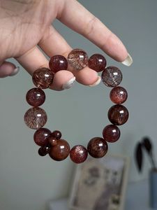 Elegante Brazalete de Resina Elaborado con Excelencia Artística, Accesorio de Muñeca Contemporáneo para las Tendencias de Moda - Product Image 2