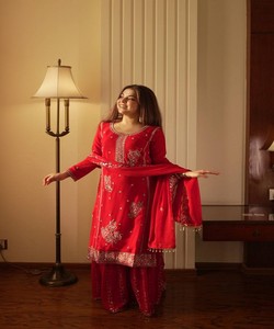 Salwar Kameez Rojo de Seda Bordado para Mujer con Dupatta, Traje Tradicional Indio Pakistaní para Bodas 82842 - LM -15 Corte Regular - Product Image 2