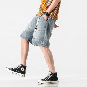 Pantalones cortos de mezclilla cargo para hombre al por mayor, de alta calidad, lavado ligero, estilo streetwear con paneles y cordones ajustables - Product Image 3