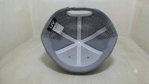 Casquette de golf personnalisée vierge à 5 panneaux, perforée au laser, performance, profil moyen, structurée, visière pré-courbée, vente en gros - Product Image 2