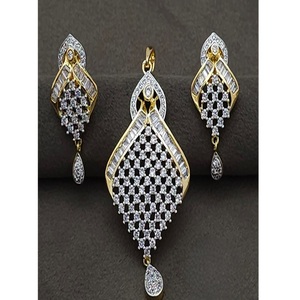 Conjunto de Collar y Pendientes de Diseño Exclusivo con Acabado Dorado y Blanco de Primera Calidad para Bodas y Fiestas, Colección para Mujer - Product Image 1