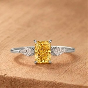 Bague de style trilogie en or massif 10K 14K 18K certifiée IGI, couleur DEF, clarté VS VVS, avec diamants jaunes taille Radiant et pierres latérales en forme de cerf-volant - Product Image 3
