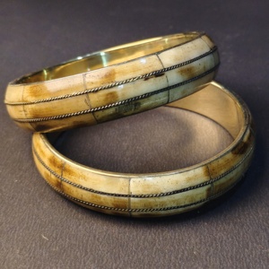 Brazaletes de Estilo Vintage Hechos a Mano con Incrustaciones de Hueso y Detalles de Alambre de Latón Trenzado – Joyería Étnica Tribal – Hueso Bovino Sostenible - Product Image 2