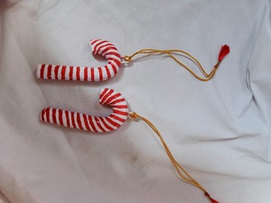 Adorno Navideño de Bastón de Caramelo Hecho a Mano en Papel Maché, Decoración Colgante de Bastón de Caramelo Rojo y Blanco Pintado a Mano - Product Image 4