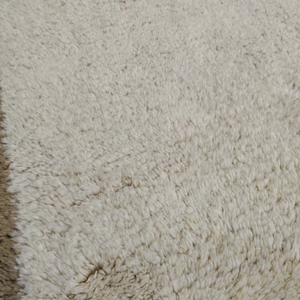 Alfombra Marroquí Hecha a Mano de Lana, Color Crema con Borde Marrón, Alfombra Peluda, Alfombra Suave de Estilo Bereber para Sala de Estar - Product Image 2