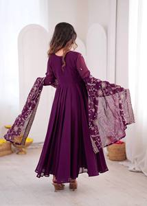 Costume Anarkali traditionnel pour femmes, couleur violette, avec dupatta brodé, coupe ample, longueur au sol, tenue de mariage, style Inde Pakistan - Product Image 4