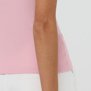 Camiseta de Mujer Rosa de Manga Corta con Cuello Redondo y Logotipo, Corte Regular, 100% Algodón Orgánico, Informal, para Primavera/Verano - Product Image 4
