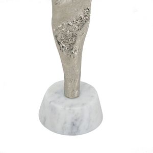 Scultura Astratta in Alluminio a Forma di Figura Umana, Argento/Bianco, 3.5x3x12 Pollici, con Base in Marmo - Product Image 4