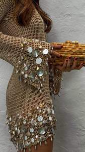 ชุดมินิเดรสโครเชต์ทำมือสุดหรูสำหรับผู้หญิง สีเบจ ประดับเปลือกหอยถักลายฉลุ แขนยาว ทรงเข้ารูป เหมาะสำหรับใส่ไปรีสอร์ทหรืองานปาร์ตี้ - Product Image 4