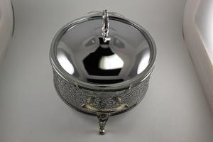 Cazuela Grabada con Acabado Plateado Real y Patas Decorativas para Servir Comida Caliente en la Mesa de Comedor y Eventos Festivos, de la India - Product Image 5