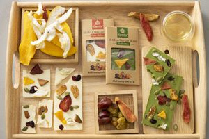 Barra de Matcha con Frutos Secos y Nueces, Chocolates y Dulces en Cajas de Regalo de Chocolate Personalizadas para Recuerdos y Regalos - Product Image 5