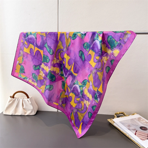 Foulard carré en soie imprimé de luxe pour femme, 70 cm, pour le cou, les cheveux, la plage, le hijab, le turban, le bandana, ou comme bandeau. - Product Image 3