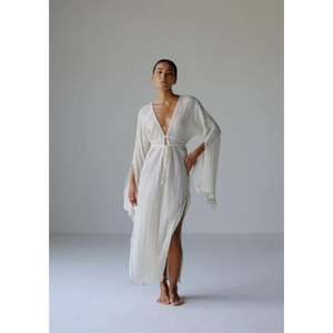 Vestido largo bohemio blanco para mujer con cuello en V profundo, manga tipo kimono, abertura lateral, ideal para la playa o resort de verano. - Product Image 3