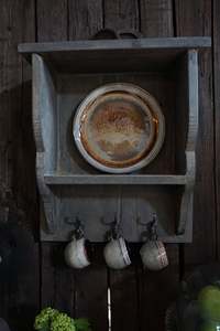 Estante de cocina y perchero de madera gris con estante abierto, tres ganchos colgantes, organizador de almacenamiento de pared rústico para decoración del hogar - Product Image 2