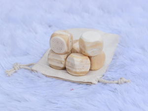 Dés de jeu de société personnalisés 16 mm D6 en os d'ivoire blanc, points circulaires noirs, écologiques, faits à la main, modernes, artisanat naturel en buffle - Product Image 1