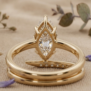 Anillo de compromiso de moissanita con corte marquesa, anillo de boda curvo con pavé, anillo nupcial minimalista de oro macizo para mujer - Product Image 2