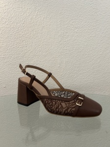 Sandales compensées marron en cuir pour femme avec bride arrière, motif floral en maille, bout carré et boucle - Product Image 1