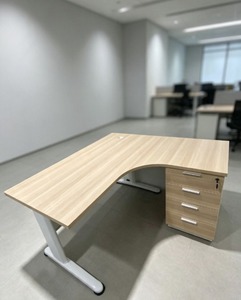 Sistema de Oficina AY, Mesa de Conferencia Moderna en Forma de L, Chapa de Madera, Patas Metálicas con Recubrimiento Epóxico, Muebles de Oficina Ajustables - Product Image 1
