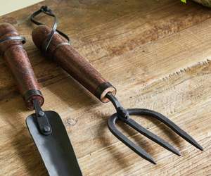 Truelle et fourche de jardinage de style vintage moderne, forgées à la main, avec manches en bois foncé pour le creusement - Product Image 1