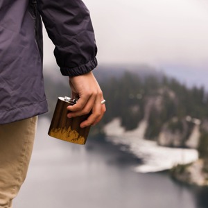 กระติกน้ำไม้ลายสลักภูเขา เหมาะสำหรับพกพาใส่เหล้าวิสกี้หรือเครื่องดื่มอื่นๆ ระหว่างการเดินทาง ขายส่งจากอินเดีย - Product Image 6